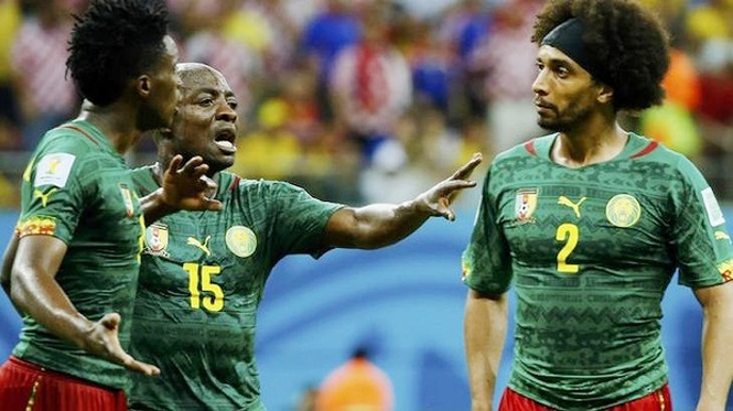 Video: Cầu thủ Cameroon choảng nhau trên sân