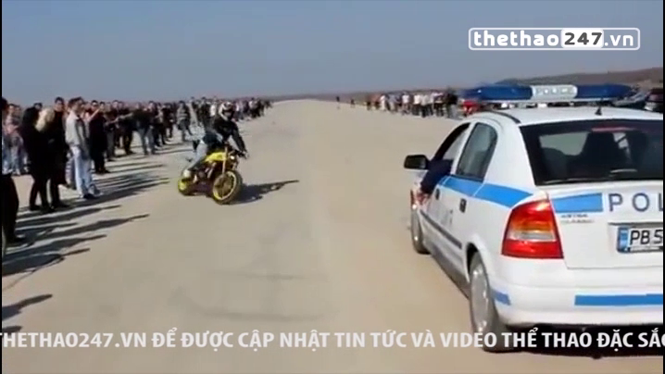 Video đua xe: Màn biểu diễn drift trêu ngươi cảnh sát của tay đua moto