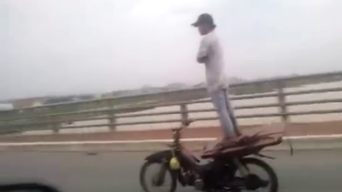Video đua xe: Dân tổ khoanh tay đứng trên xe máy đi hơn 1km ở VIệt Nam