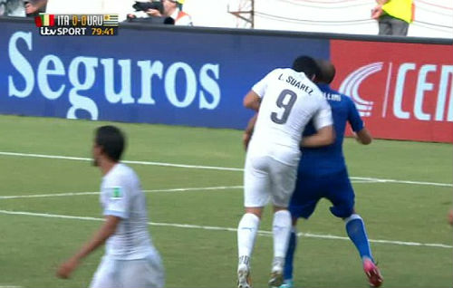 VIDEO: Suarez ôm mồm sau khi 'ngoạm' vai Chiellini