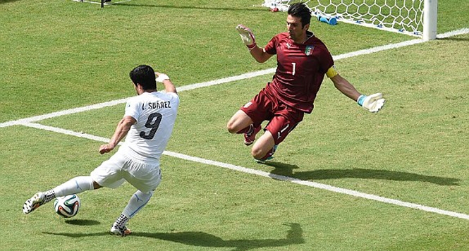 Video World Cup 2014: Hai tình huống cứu thua xuất thần của thủ thành Buffon trước Uruguay