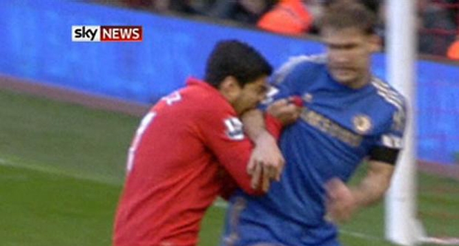 VIDEO: Xem lại 3 tình huống Luis Suarez cắn đồng nghiệp