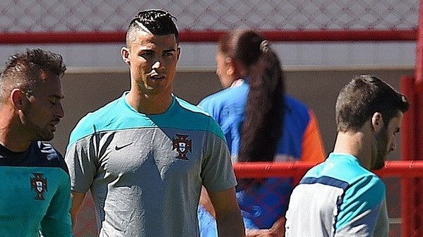 Ronaldo lại trưng kiểu tóc mới trước loạt trận 'sinh tử'