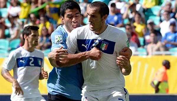 Bằng chứng Luis Suarez muốn cắn Chiellini từ năm 2013