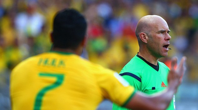 Brazil đã bị trọng tài Howard Webb cướp trắng một bàn thắng hợp lệ?