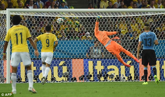 James Rodriguez đi vào lịch sử World Cup với tuyệt phẩm 'lá vàng rơi'