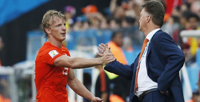 HLV Van Gaal tính đưa Dirk Kuyt về M.U