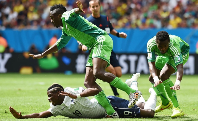 VIDEO: Va chạm với Pogba, tiền vệ Nigeria khóc vì chấn thương