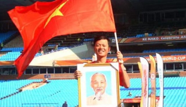 VIDEO: Người mang cờ Việt Nam, ảnh Bác Hồ đến khán đài World Cup