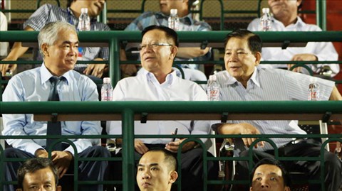 Nguyên Chủ tịch nước Nguyễn Minh Triết tới sân cỗ vũ cho ĐTVN
