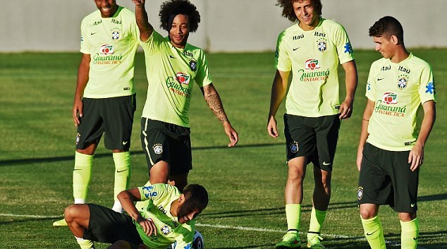 Maicon thay Alves, Brazil đá 5 hậu vệ trước Colombia?