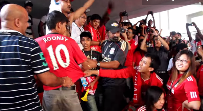 VIDEO: CĐV liều lĩnh mặc áo MU trước rừng fan Liverpool