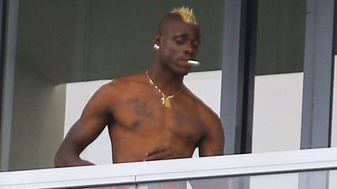 Balotelli phì phèo thuốc lá sau khi bị loại khỏi World Cup