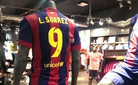 Barca bắt đầu bán áo Suarez