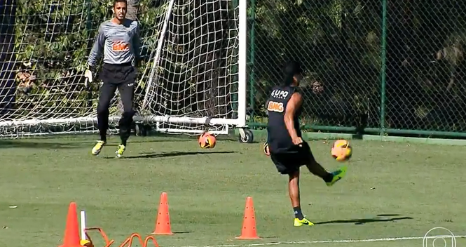 VIDEO: Ronaldinho trình diễn kỹ thuật thượng thừa trên sân tập