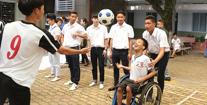 Các cầu thủ U19 Việt Nam tham gia hoạt động từ thiện tại TPHCM