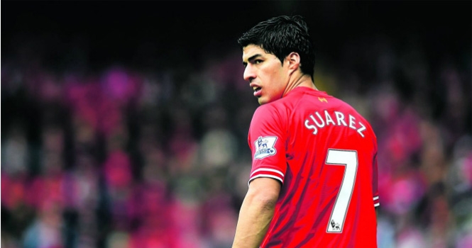 Suarez cắn người, Liverpool mất tiền, hụt kỉ lục