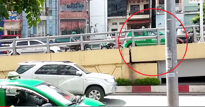 VIDEO: Chiếc taxi lùi xe gây bức xúc trên cầu vượt ở Hà Nội