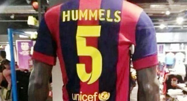 Barca bất ngờ bán áo in tên Hummels
