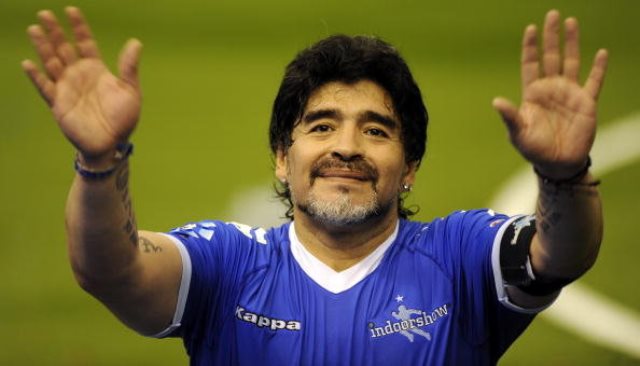 VIDEO: Maradona vẫn giữ được kỹ thuật điêu luyện ở tuổi 53