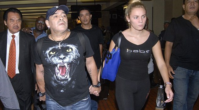 Bạn gái cũ bị nghi đốt nhà bố Maradona