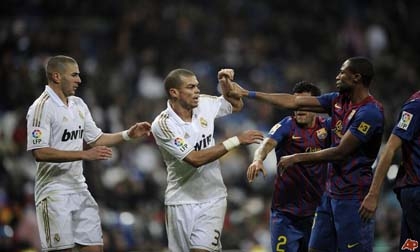 Cựu sao Barca từ chối bắt tay, ném chai nước về phía Pepe