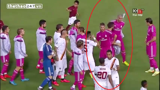 VIDEO: Cựu sao Barca ném chai nước vào Pepe và từ chối bắt tay