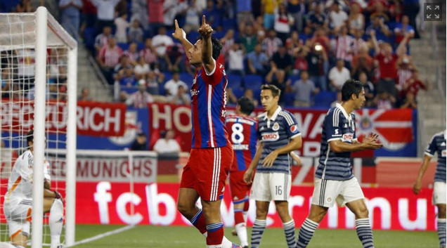 Bayern Munich 1-0 Chivas: Claudio Pizarro tỏa sáng, Hùm xám giành Cúp Audi