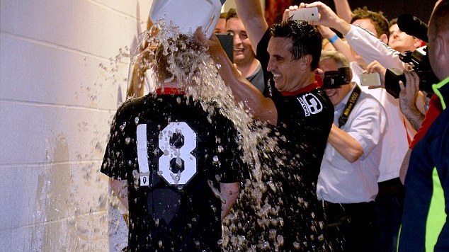 Paul Scholes và Gary Neville 'hành hạ' nhau bằng nước đá