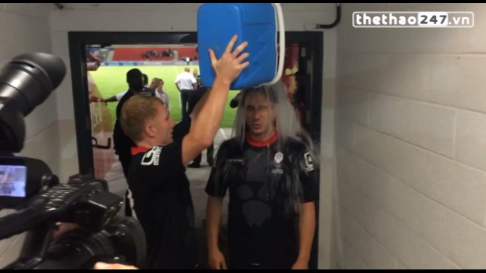 VIDEO: Paul Scholes và Gary Neville thi đổ nước đá lên nhau khi Class of 92 tụ hội
