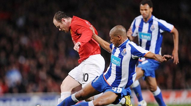 Tân binh Fernando của Man City: Người từng khóa chặt Rooney và Ronaldo