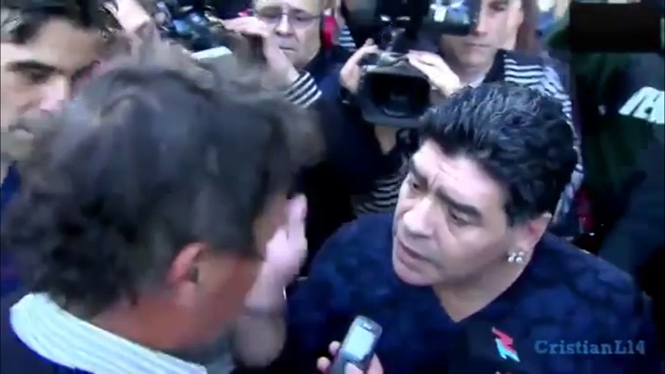 VIDEO: Maradona thẳng tay tát phóng viên