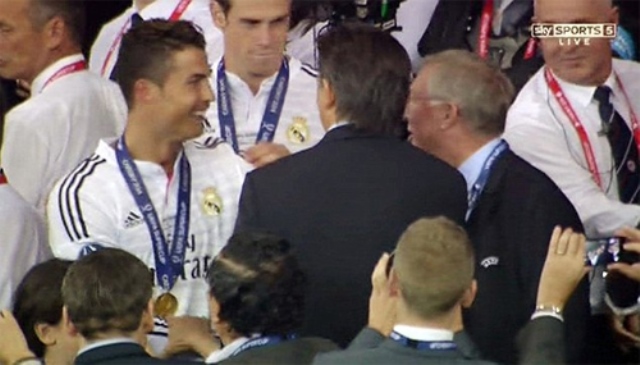 VIDEO: Ronaldo hớn hở khi gặp lại Sir Alex sau trận Siêu Cup