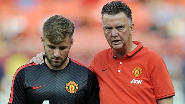 Sơ đồ 3-5-2 của Van Gaal gặp nguy khi Luke Shaw chấn thương