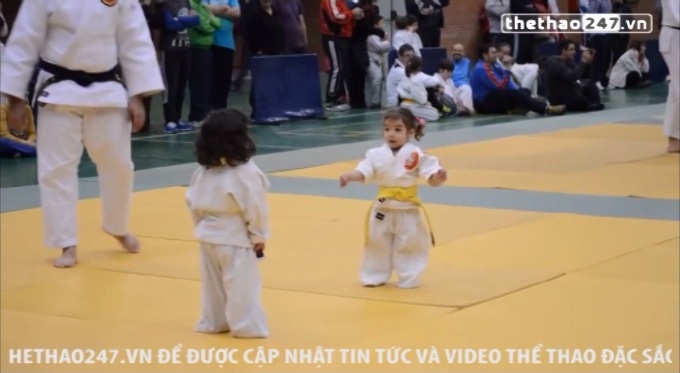 VIDEO: 2 nữ võ sĩ nhí thi đấu Judo cực kì đáng yêu