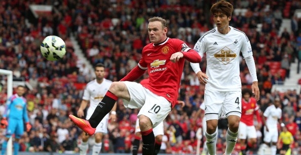 VIDEO: Rooney suýt có siêu phẩm đá phạt trong trận đấu với Swansea