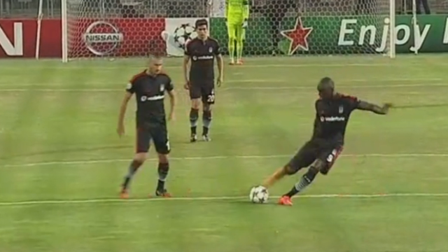 VIDEO: Quyết không thua kém Giroud, Demba Ba cũng liên tục bỏ lỡ cơ hội