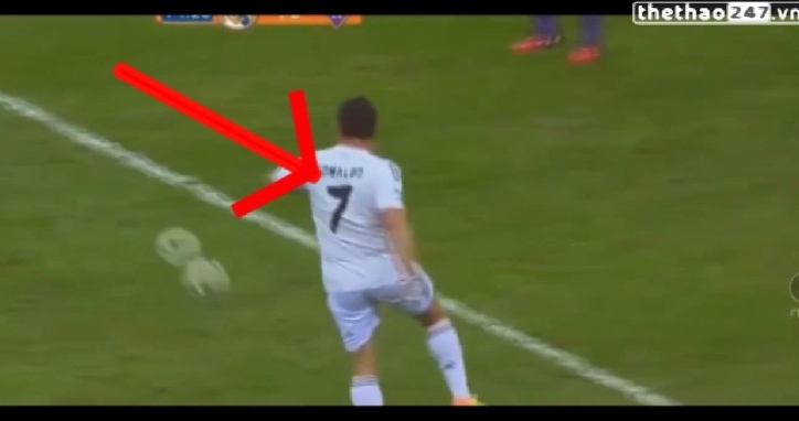 VIDEO: Cristiano Ronaldo 'giả' đột nhập vào sân đòi đá bóng