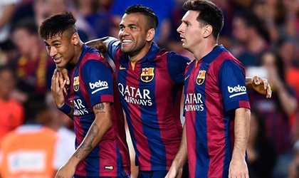 Alves bất mãn với BLĐ Barca