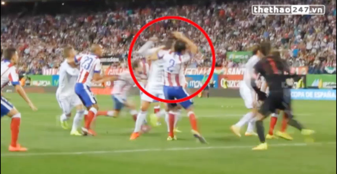 VIDEO: Bị kèm sát, Ronaldo thẳng tay đấm vào mặt Godin