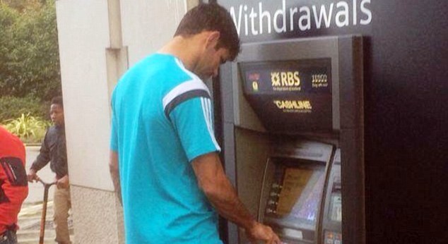 Diego Costa kiểm tra tài khoản ngân hàng sau khi ghi bàn