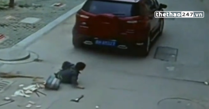 VIDEO: Cậu bé chui dưới gầm ôtô thoát chết kỳ lạ