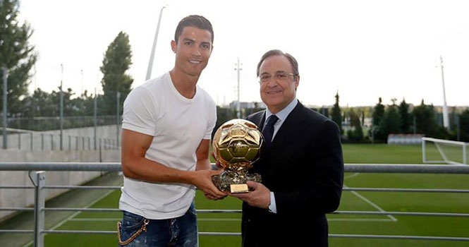 Cris Ronaldo tặng Quả bóng vàng cho Chủ tịch Perez