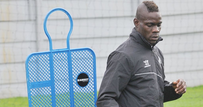 Mario Balotelli gây ra rắc rối đầu tiên tại Liverpool