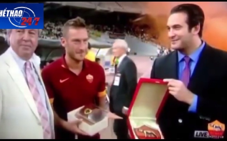 VIDEO: Totti vụng về đánh rơi quà vinh danh sự nghiệp