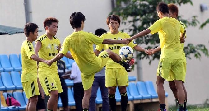 Đến Hà Nội, U19 Nhật Bản lập tức ra sân tập luyện