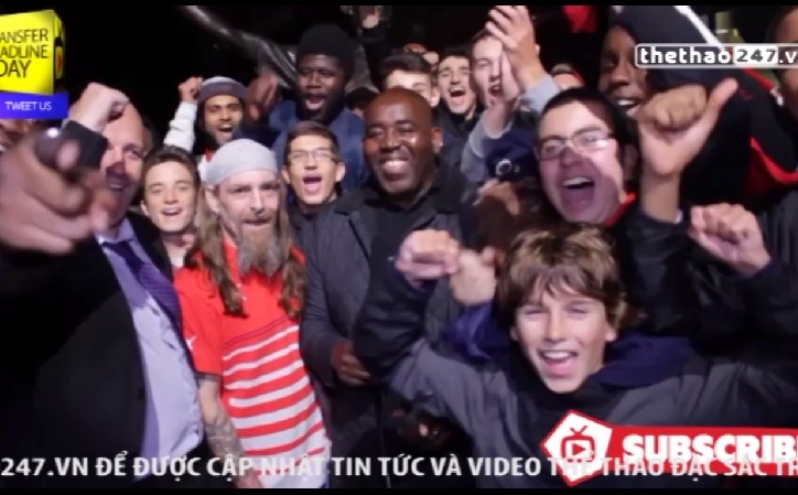 VIDEO: Fan Arsenal mừng rỡ hát hò chào đón Welbeck