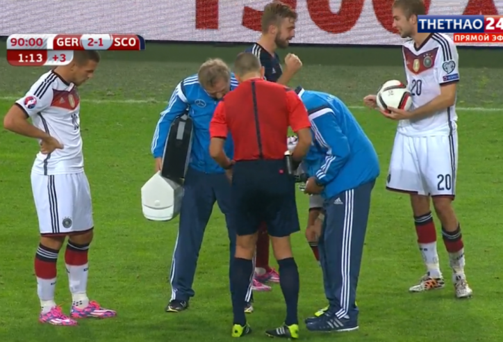 Video hài hước: 2 cầu thủ chơi oản tù tì trong khi nhân viên y tế chăm sóc Marco Reus