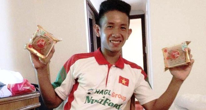 Cầu thủ U19 Việt Nam đón trung thu xa nhà