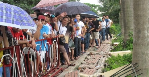 Không mua được vé xem U19 Việt Nam, NHM phá tường rào trụ sở VFF